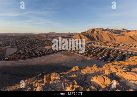 Dawn Aussicht auf neue Nachbarschaften und Route 215 von der Oberseite der Einsame Berg im Nordwesten von Las Vegas. Stockfoto