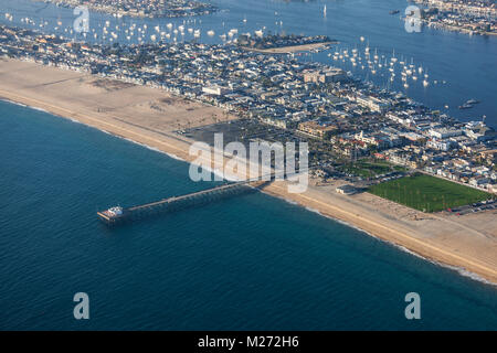 Luftaufnahme von Newport Beach Pier im malerischen Orange County, Kalifornien. Stockfoto