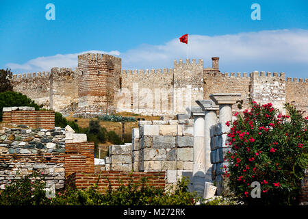 Schloss in Selcuk mit Türkischer Flagge, Ayasuluk Hügel. Türkei Stockfoto