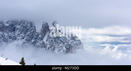 Seiser Alm, umgeben von schneebedeckten. Zauber der Dolomiten Stockfoto