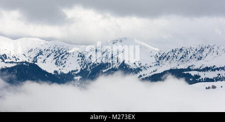 Seiser Alm, umgeben von schneebedeckten. Zauber der Dolomiten Stockfoto