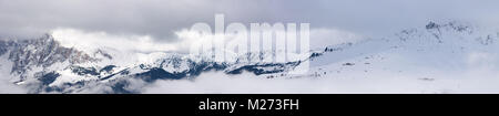 Seiser Alm, umgeben von schneebedeckten. Zauber der Dolomiten Stockfoto