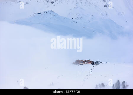 Seiser Alm, umgeben von schneebedeckten. Zauber der Dolomiten Stockfoto