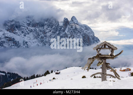 Seiser Alm, umgeben von schneebedeckten. Zauber der Dolomiten Stockfoto