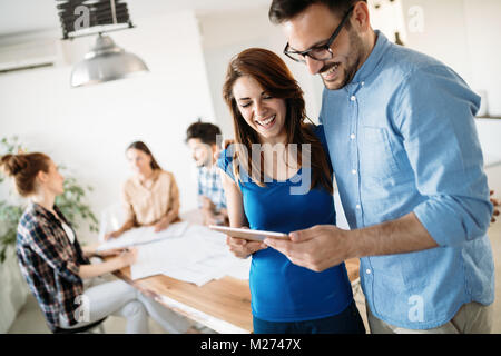 Bild von Geschäftspartnern Dokumente und Ideen diskutieren Stockfoto