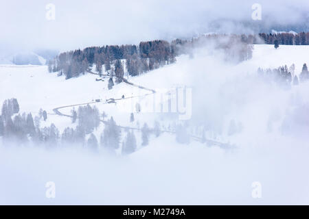 Seiser Alm, umgeben von schneebedeckten. Zauber der Dolomiten Stockfoto