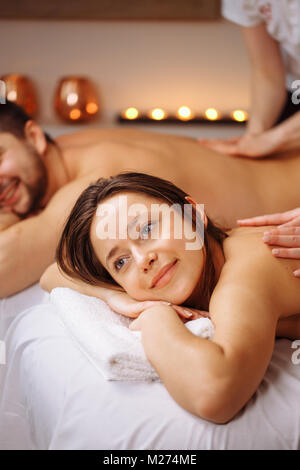 Glückliches Paar, Massage im Spa Stockfoto