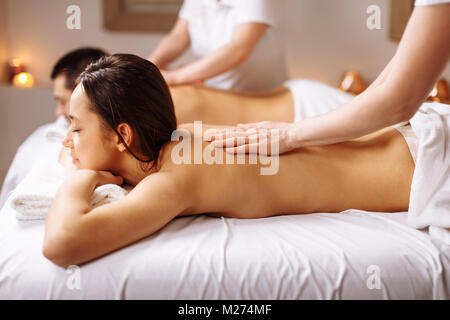 Glückliches Paar, Massage im Spa Stockfoto
