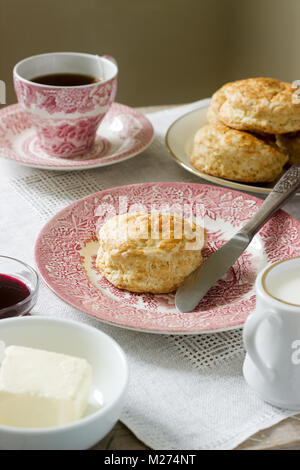 Hausgemachtes Brot Scones mit heißem Tee, traditionelle britische Gebäck. Stockfoto