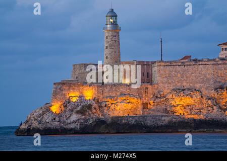 Castillo del Morro und Leuchtturm von der El Malecon in der Dämmerung, Havanna, Kuba, Karibik, Karibik, Zentral- und Lateinamerika Stockfoto