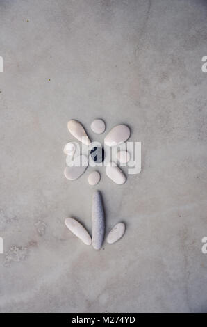 Blume aus kleinen Kieselsteinen Stockfoto