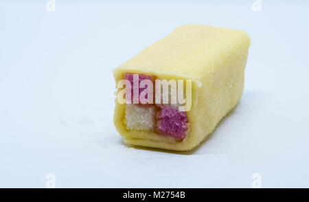 Battenburg cake bereit, auf einem weißen Hintergrund in Scheiben geschnitten, und isoliert werden. Stockfoto