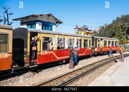 Zug in eine Station auf dem "Toy Train" Eisenbahnlinie nach Shimla, Indien Stockfoto