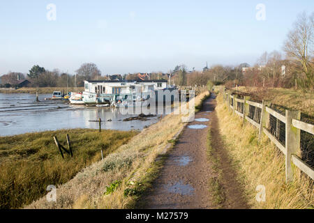 Hausboote auf dem Fluss Deben, Melton, in der Nähe von Woodbridge, Suffolk, England, Großbritannien Stockfoto