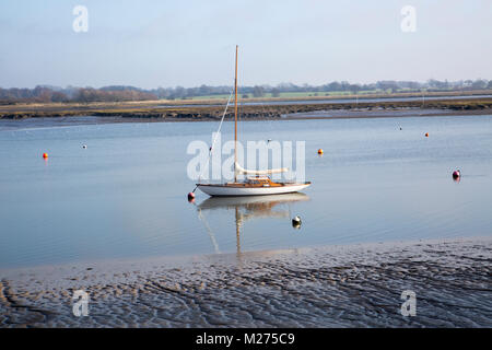 Eine Yacht günstig aus schlammigen Ufer ruhiges Wasser fluß Deben, Waldringfield, Suffolk, England, Großbritannien Stockfoto