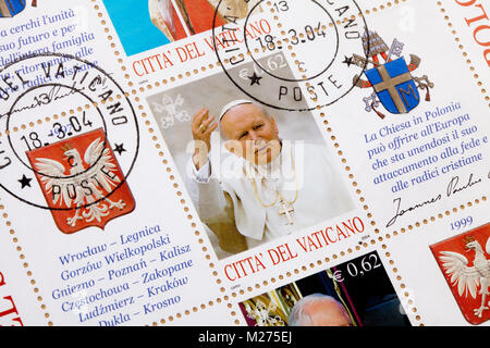 Briefmarken aus dem Vatikan auf einem Brief, gestanzt, Vatikan, Italien, Europa, gestempelte Briefmarken aus dem Vatikan, Johannes Paul II. (Karol Józef Wojtyla) Stockfoto