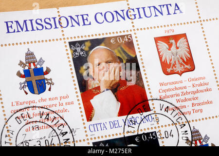 Briefmarken aus dem Vatikan auf einem Brief, gestanzt, Vatikan, Italien, Europa, gestempelte Briefmarken aus dem Vatikan, Johannes Paul II. (Karol Józef Wojtyla) Stockfoto