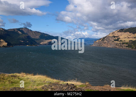 Blick hinunter vom Columbia River von Oregon, Washington State an einem sonnigen bewölkten Tag genommen, USA Stockfoto