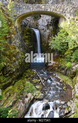 Schöne Christine fällt unter die Brücke im Mount Rainier National Park, Washington State, USA lange Belichtung das Wasser Bewegung zu verwischen Stockfoto