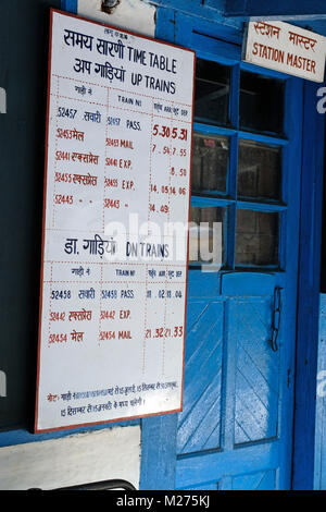 Station Zeitplan für die Kalka, Shimla Schmalspurbahn, Indien Stockfoto