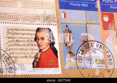 Briefmarken aus dem Vatikan auf einem Brief, gestanzt, Vatikan, Italien, Europa, gestempelte Briefmarken aus dem Vatikan, Mozart und Papst Benedikt XVI. (Bürger Stockfoto