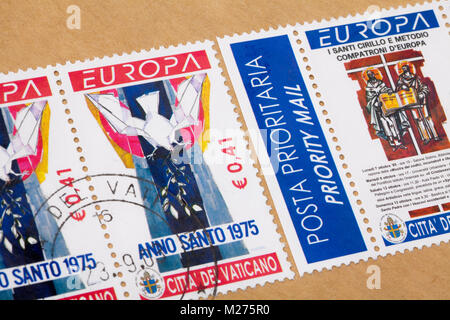 Briefmarken aus dem Vatikan auf einem Brief, gestanzt, Vatikan, Italien, Europa, gestempelte Briefmarken aus dem Vatikan, Europamarken Stockfoto