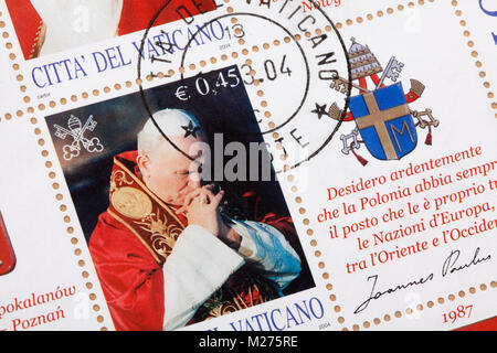 Briefmarken aus dem Vatikan auf einem Brief, gestanzt, Vatikan, Italien, Europa, gestempelte Briefmarken aus dem Vatikan, Johannes Paul II. (Karol Józef Wojtyla) Stockfoto