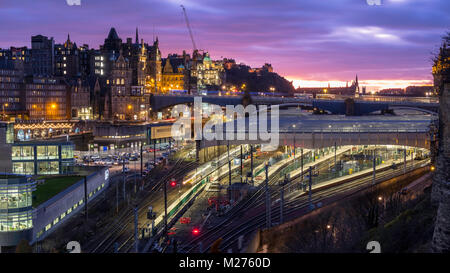 Nacht auf dem Bahnhof Waverley in Edinburgh, Schottland, Vereinigtes Königreich Stockfoto