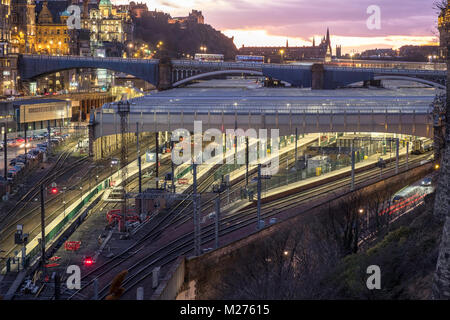 Nacht auf dem Bahnhof Waverley in Edinburgh, Schottland, Vereinigtes Königreich Stockfoto