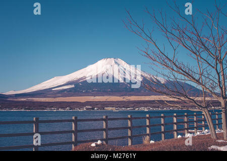 Wunderschöne Landschaft Blick auf den Fuji Berg oder Mt. Fuji, mit weißen Schnee im Winter saisonale an Yamanaka Lake, Japan. Stockfoto