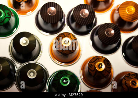 Verschiedene neue 'Limited Edition' bunte Nespresso Kaffeepads Kapseln auf weißem Hintergrund Stockfoto