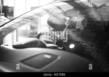 Schönen afrikanischen Elegante ernster Mann fährt Auto Stockfoto