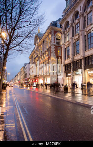 Nasse Straßen von Oxford Street glitzern in der Straßenbeleuchtung Stockfoto