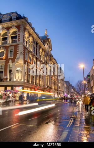 Nasse Straßen von Oxford Street glitzern in der Straßenbeleuchtung Stockfoto