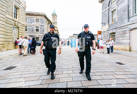 Bewaffnete Polizei Patrouille Plymouth Royal William Yard während einer öffentlichen Veranstaltung. Stockfoto