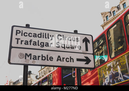 LONDON, GROSSBRITANNIEN, 11. August 2014: Piccadilly Trafalgar und Marbe Arch Street in London neben Double Decker roten Bus Stockfoto