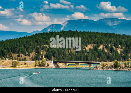 Schnellboote in der Nähe von Kikomun Brücke am See Koocanusa, ein Reservoir an Kootenay River, kanadische Rockies in Distanz, East Kootenay Region, British Columbia, Stockfoto