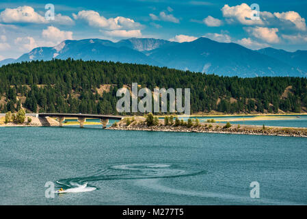 Wasser Scooter in der Nähe von Kikomun Brücke am See Koocanusa, ein Reservoir an Kootenay River, kanadische Rockies in Distanz, East Kootenay Region, British Columb Stockfoto