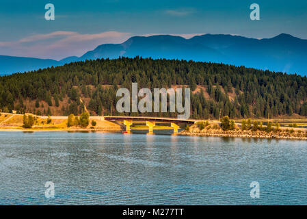 Koocanusa kikomun Brücke am See, ein Stausee auf Kootenay River, kanadische Rockies in Distanz, East Kootenay Region, British Columbia, Kanada Stockfoto