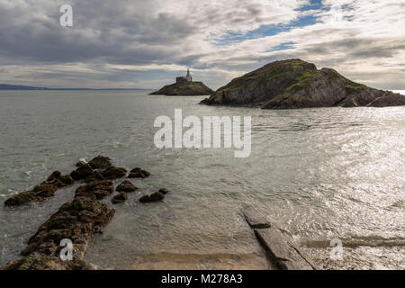 Ein bewölkter Tag im Mumbles Head Lighthouse in Swansea, Wales, Großbritannien Stockfoto