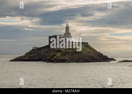 Ein bewölkter Tag im Mumbles Head Lighthouse in Swansea, Wales, Großbritannien Stockfoto