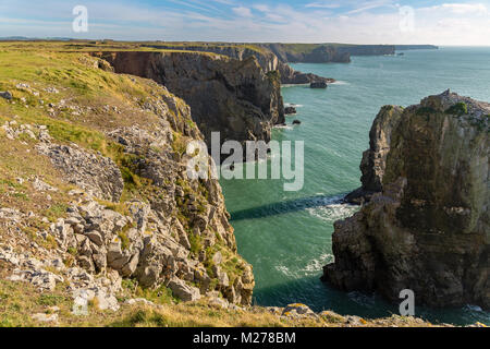 Küste bei der Grünen Brücke von Wales in der Nähe von Castlemartin und Merrion in Pembrokeshire, Wales, Großbritannien Stockfoto