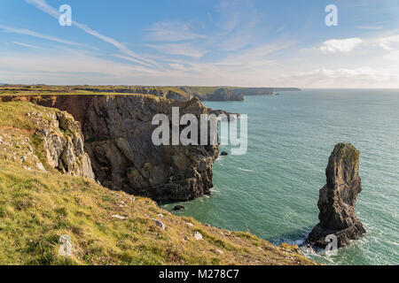 Küste bei der Grünen Brücke von Wales in der Nähe von Castlemartin und Merrion in Pembrokeshire, Wales, Großbritannien Stockfoto