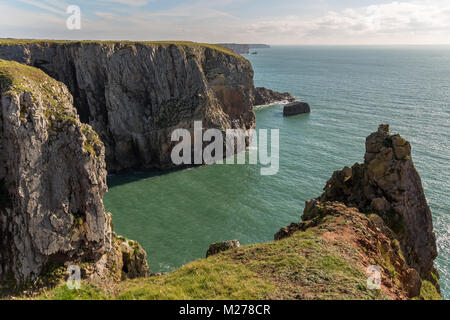 Küste bei der Grünen Brücke von Wales in der Nähe von Castlemartin und Merrion in Pembrokeshire, Wales, Großbritannien Stockfoto