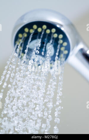 Duschkopf mit gefrorenen Wassertropfen im Badezimmer Stockfoto