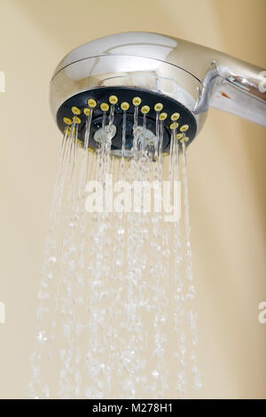 Duschkopf mit gefrorenen Wassertropfen im Badezimmer Stockfoto