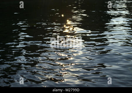 Meer Wasser Oberfläche mit Sonne funkelt im Sommer Stockfoto