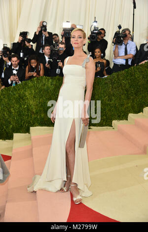 Uma Thurman kommt für die Costume Institute profitieren im Metropolitan Museum der Kunst am 2. Mai 2016 in New York. Stockfoto