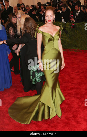 Uma Thurman besucht die Costume Institute Gala für die "PUNK: Chaos zu Couture' Ausstellung im Metropolitan Museum der Kunst in New York City. Stockfoto