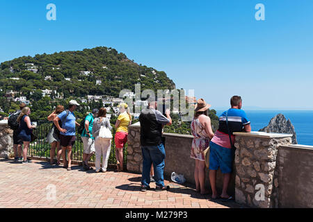 Touristen den Blick auf die Bucht von Neapel, im Mittelmeer von Augustus Gärten auf der Insel Capri, Italien. Stockfoto